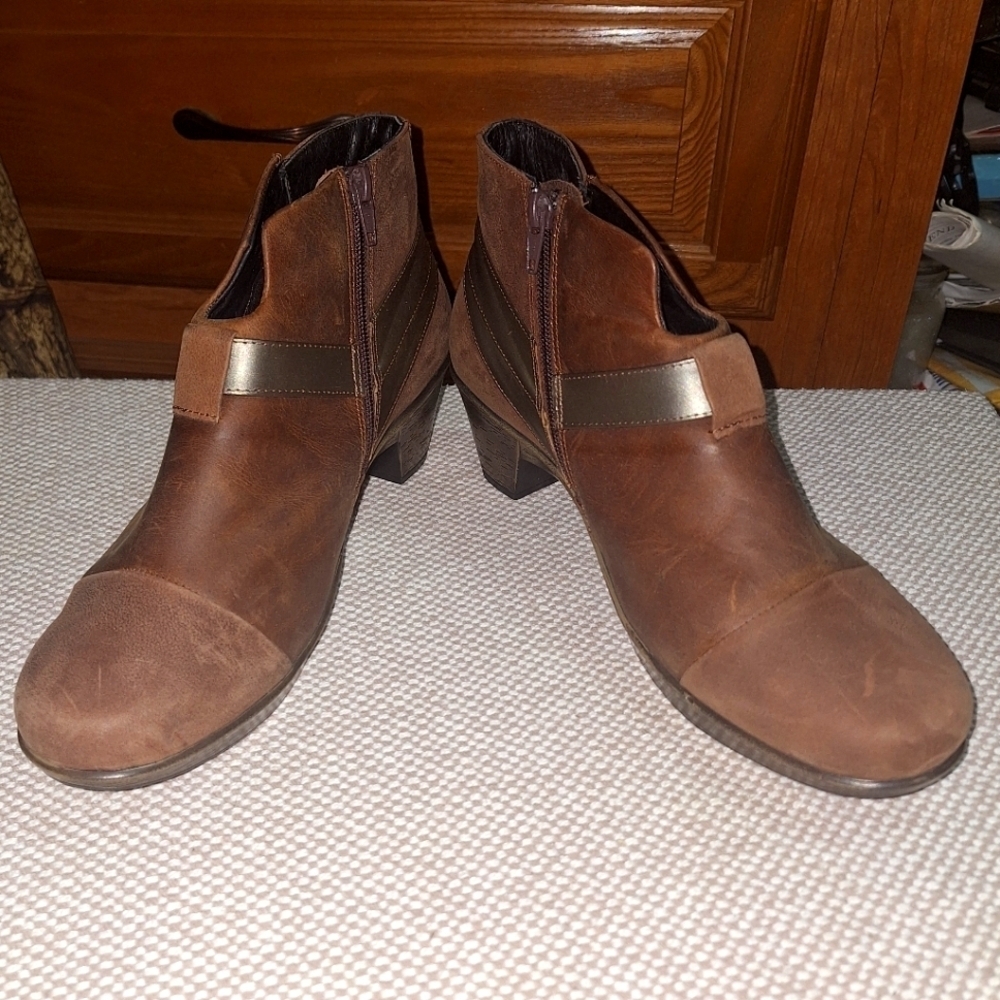 NAOT Modern Brown Leather Ankle Boots with Block Heel In A US Size 9, EU 40. EUC